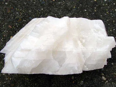 Clean white calcite raw material used for ground calcium carbonate